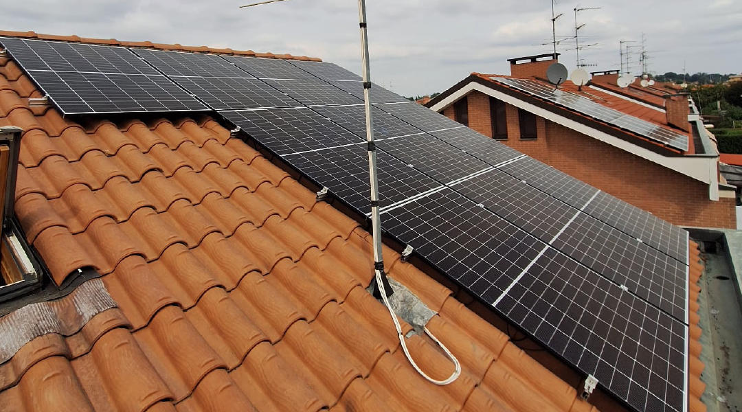 Impianto fotovoltaico da 4,45 kWp con accumulo GOODWE_SOLAR da 5,4 kWh e detrazione fiscale 50%. Risparmio energetico ed ecosostenibilità.